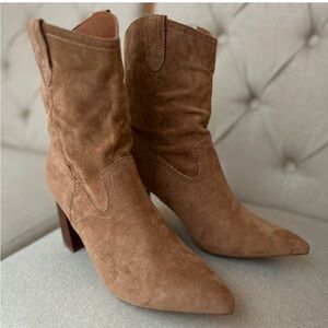 VICI Women's Faux Suede Tan Pull On Boot US 9 Pointed Toe 3 1/4" Heel Streetwear